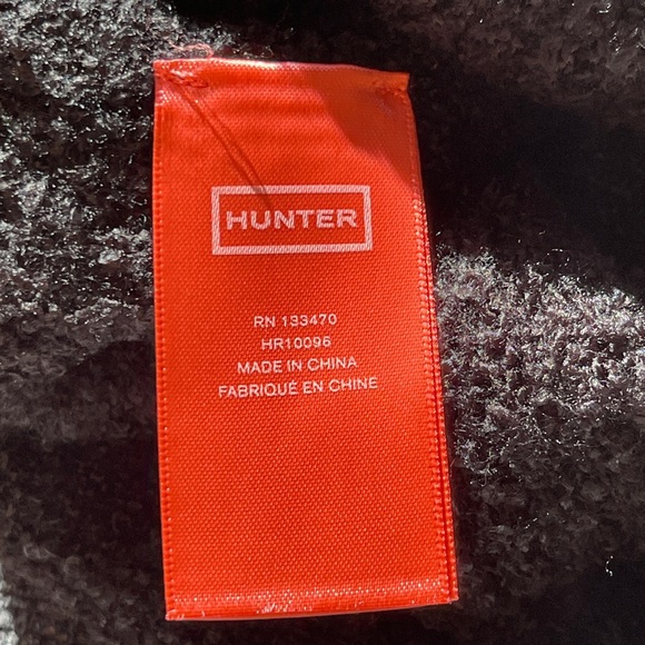 HUNTER Tonal Patch Beanie In Black Unisex - Picture 5 of 10